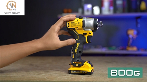 Thông tin nổi bật về máy bắn vít Dewalt DCF 801 đang được sử dụng