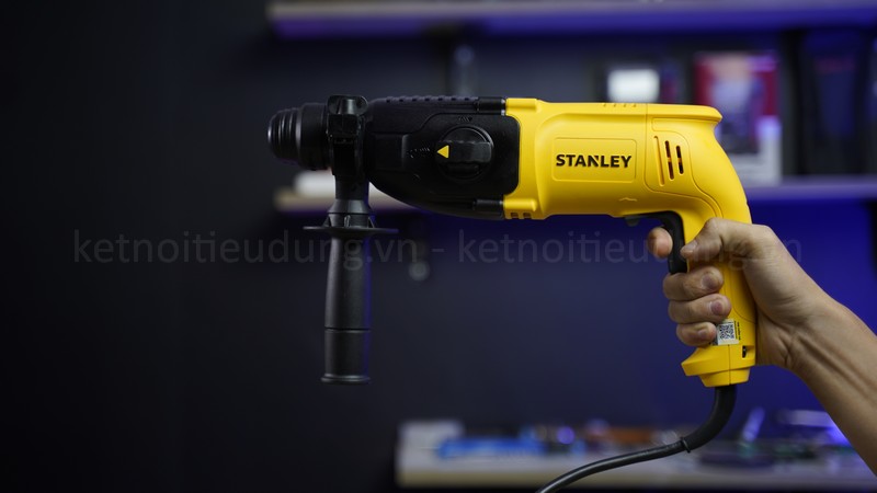 Máy khoan điện Stanley SHR243 hoạt động mạnh mẽ, bền bỉ giúp thực hiện công việc nhanh chóng và chuẩn xác