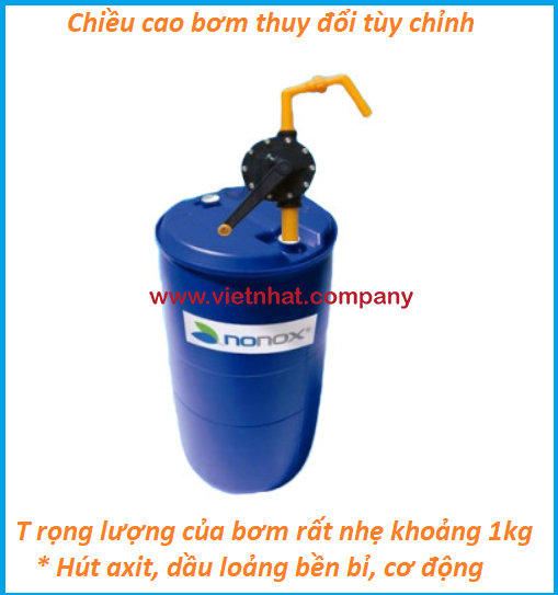 hình ảnh bơm quay tay nhựa mầu vàng CH8016PPS được lắp vào thùng phuy 200 lít