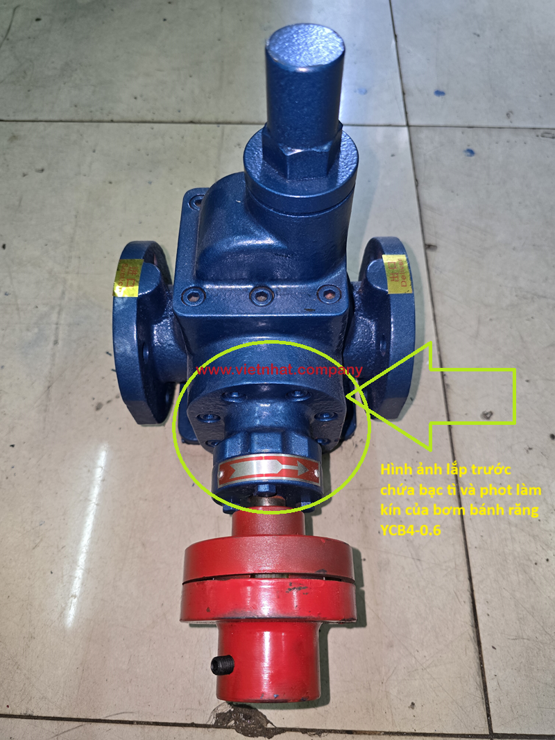 hình ảnh lắp trước của bơm bánh răng ycb4-0.6 chứa bạc tì và phớt làm kín bơm