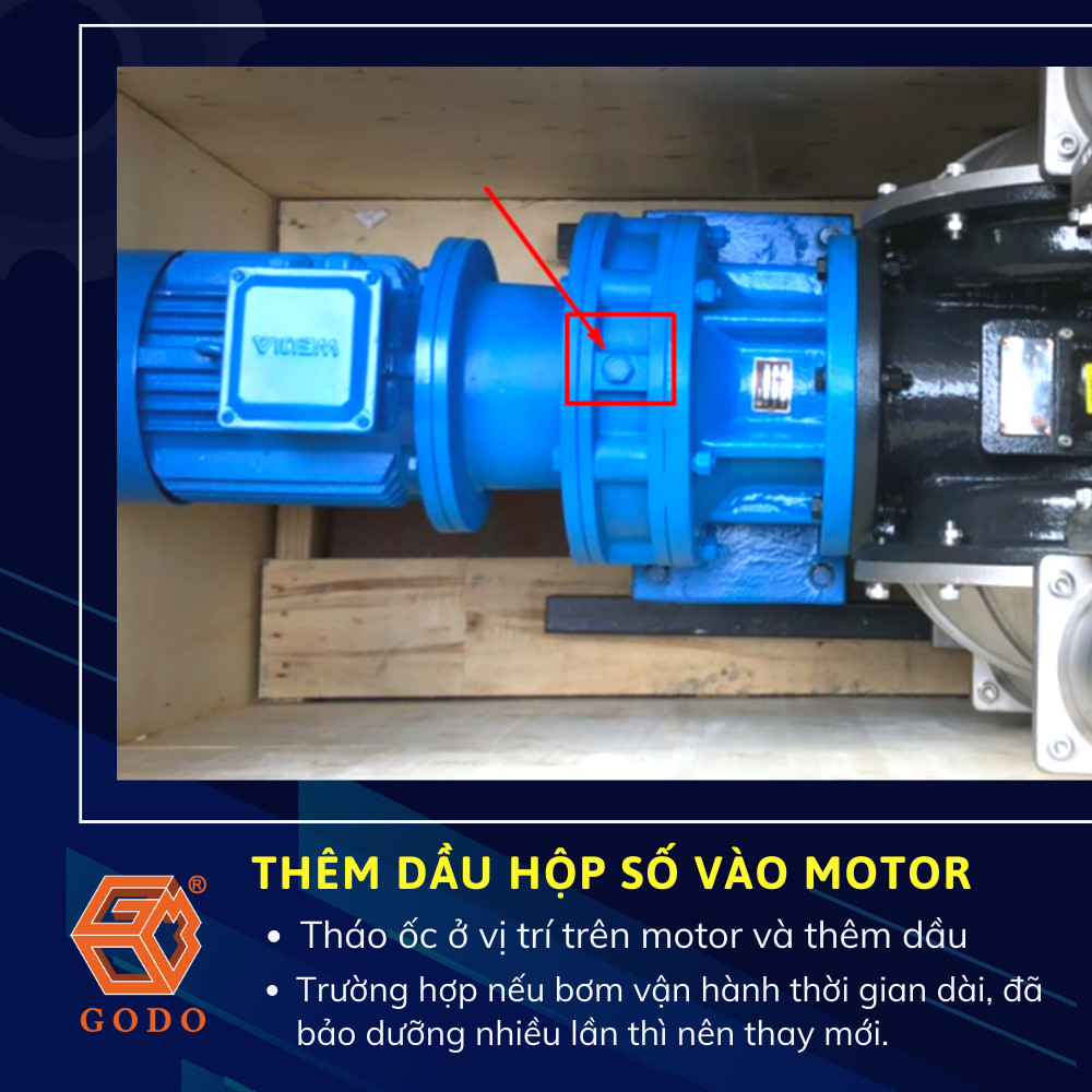  Thêm dầu hộp số vào motor 